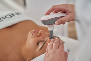 Persona con tratamiento facial INDIBA