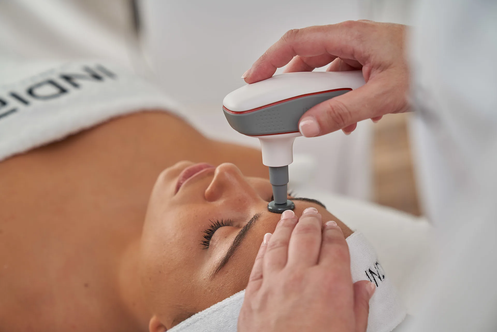 Persona con tratamiento facial INDIBA